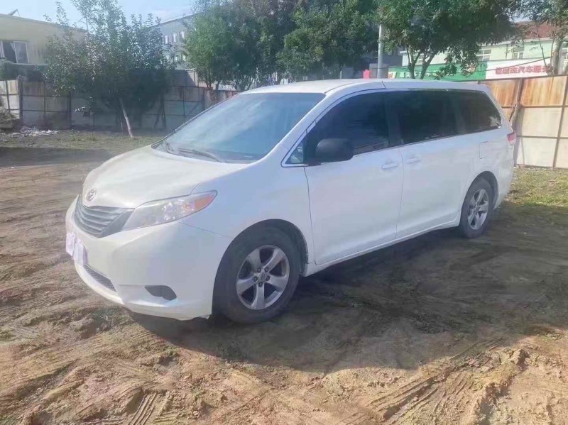 青岛12年丰田塞纳3