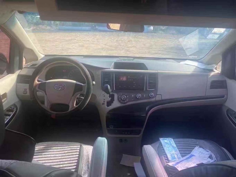 青岛12年丰田塞纳5