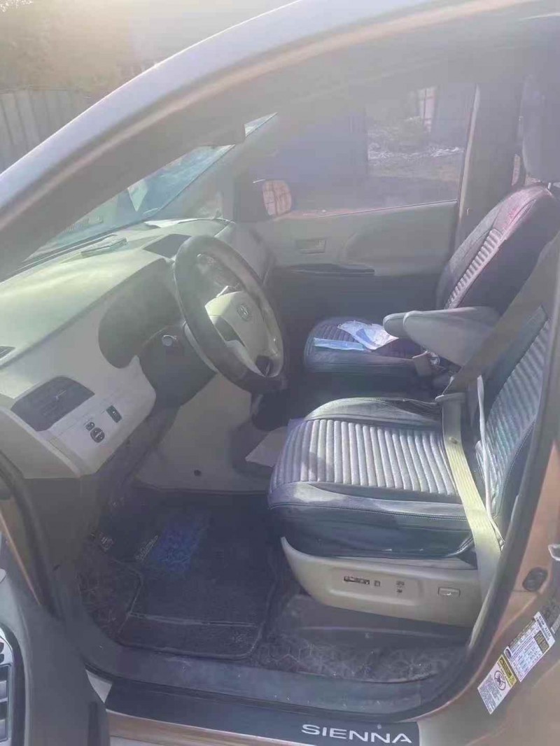 青岛12年丰田塞纳6