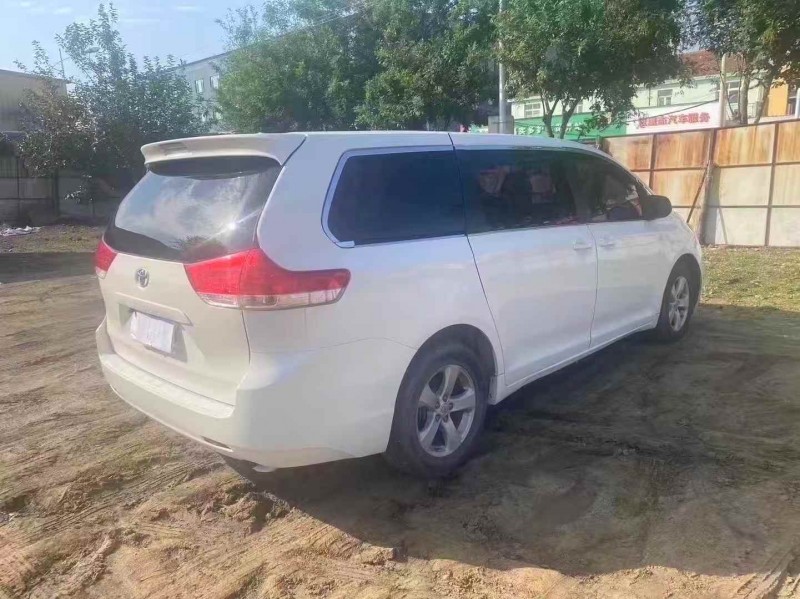 青岛12年丰田塞纳7