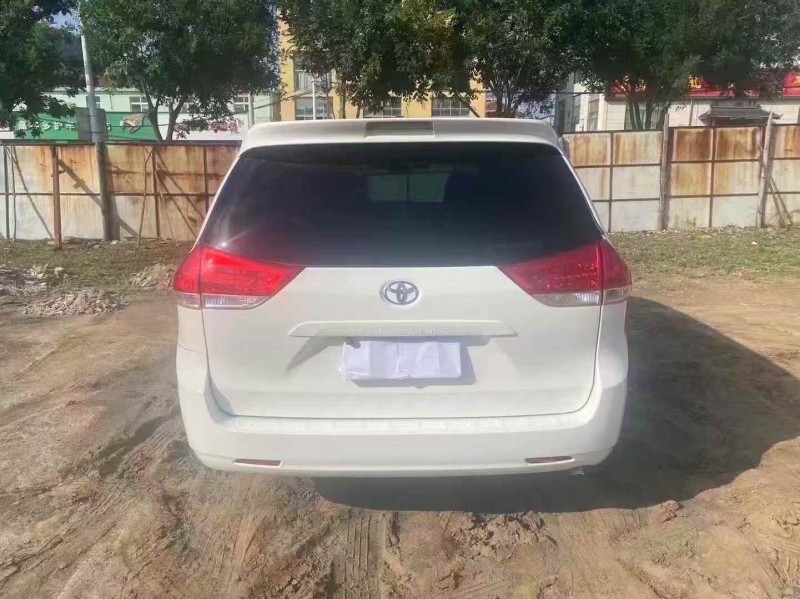 青岛12年丰田塞纳9