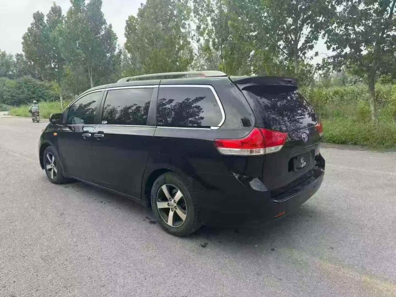 东营17年丰田塞纳8