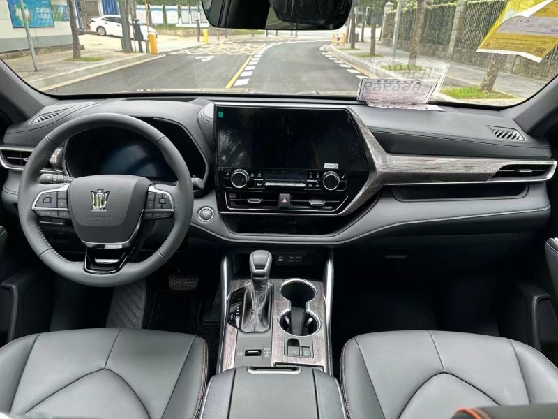 深圳25年丰田皇冠5