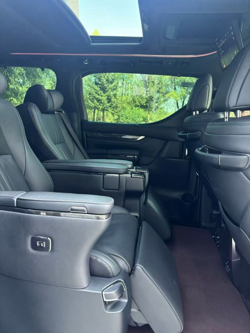 吉林22年雷克萨斯LM雷尔法7