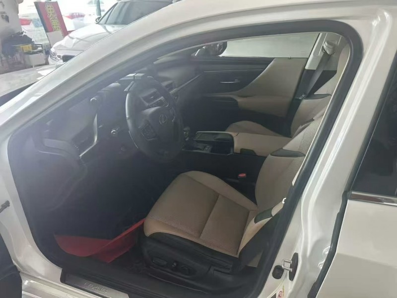 中山19年雷克萨斯ES2