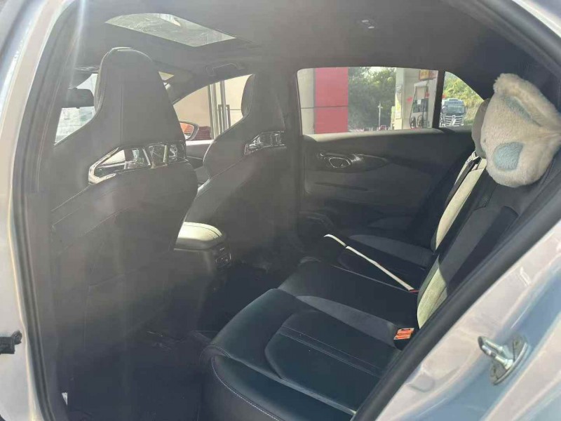 张家界24年传祺影豹5