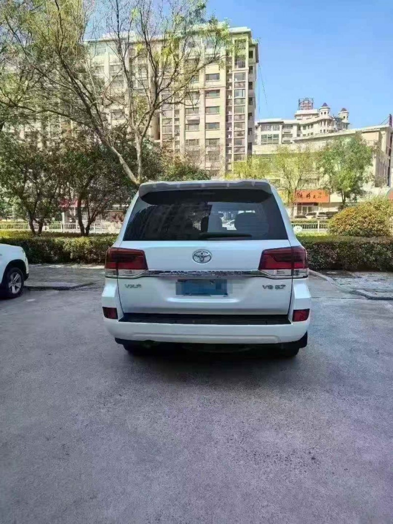 青岛17年丰田兰德酷路泽8