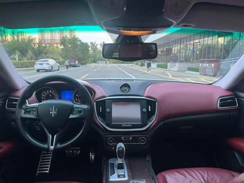 济宁16年玛莎拉蒂Ghibli5