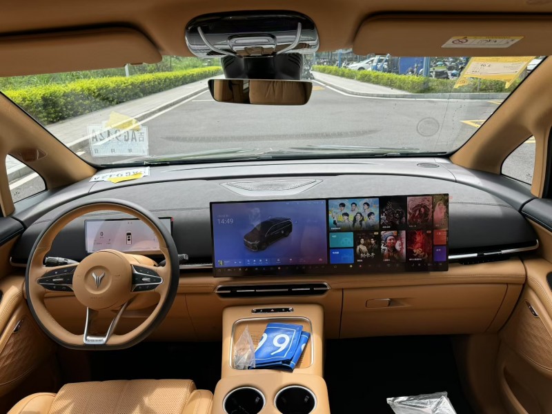 东莞25年岚图汽车梦想家5