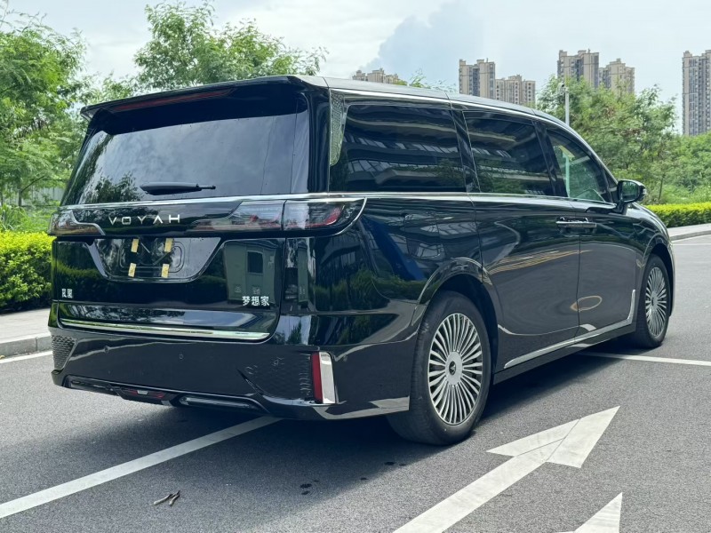 东莞25年岚图汽车梦想家8