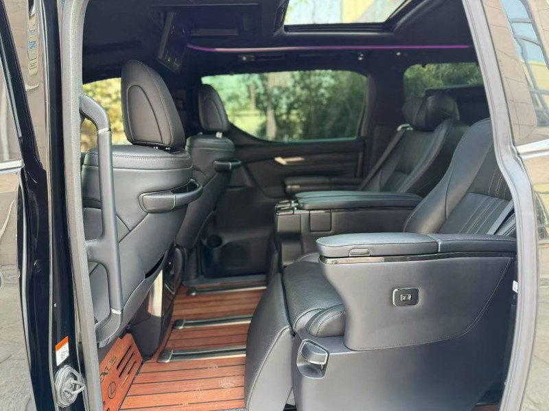 唐山23年雷克萨斯LM雷尔法5