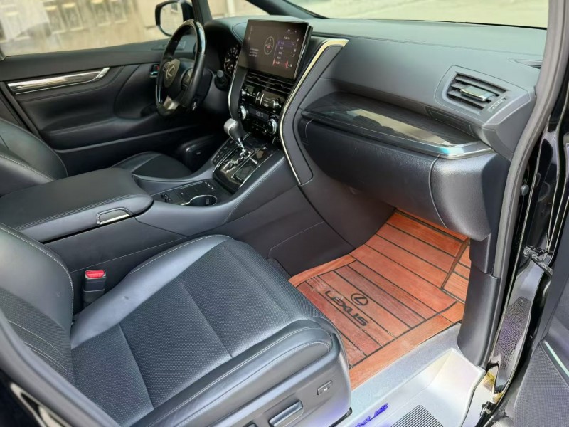 唐山23年雷克萨斯LM雷尔法6