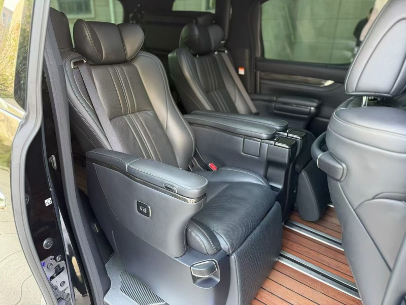 唐山23年雷克萨斯LM雷尔法8