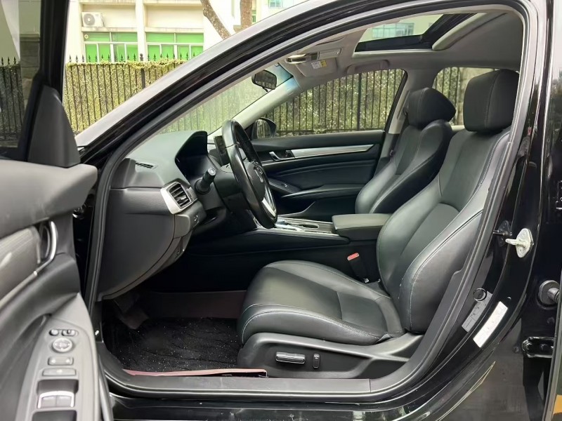 深圳21年本田雅阁4