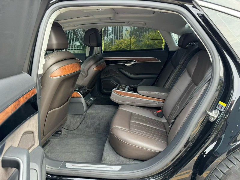 济宁19年奥迪A8L3