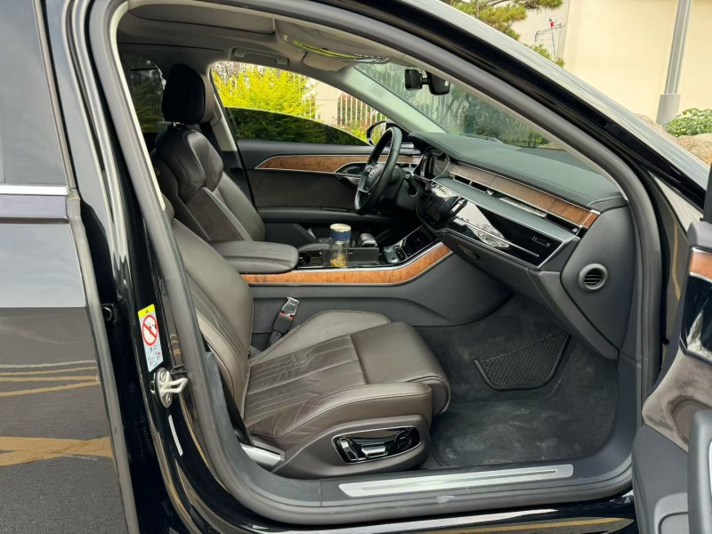 济宁19年奥迪A8L5