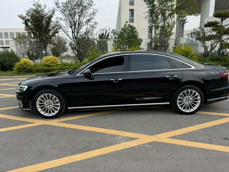 济宁19年奥迪A8L7