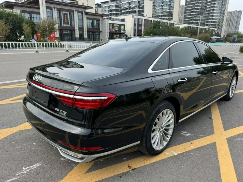 济宁19年奥迪A8L8