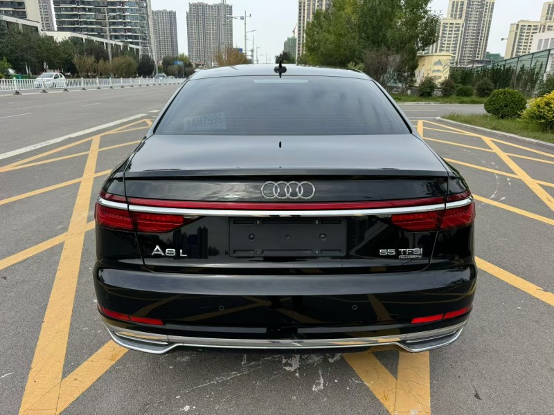 济宁19年奥迪A8L9