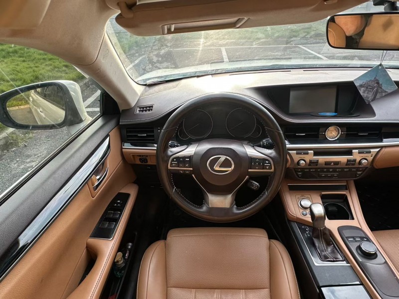 广州17年雷克萨斯ES2