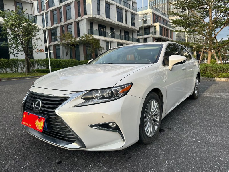 广州17年雷克萨斯ES8