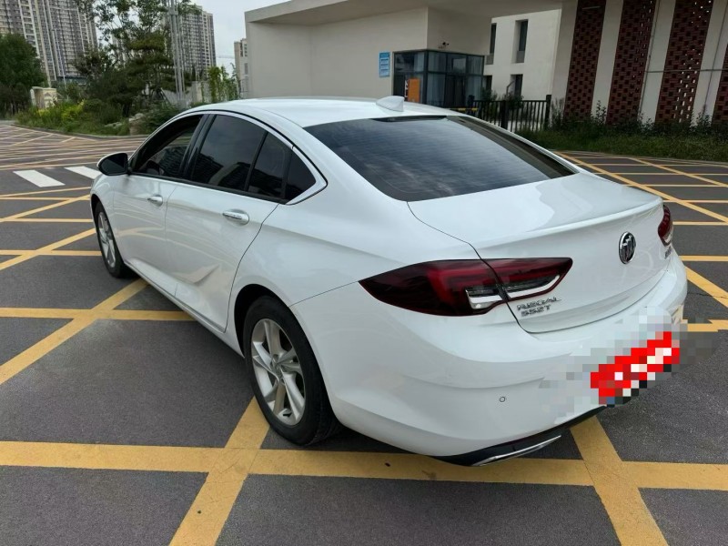 济宁22年别克君威8