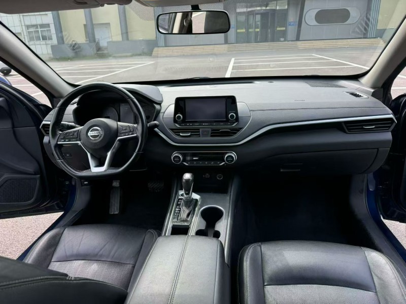 济宁19年日产天籁4