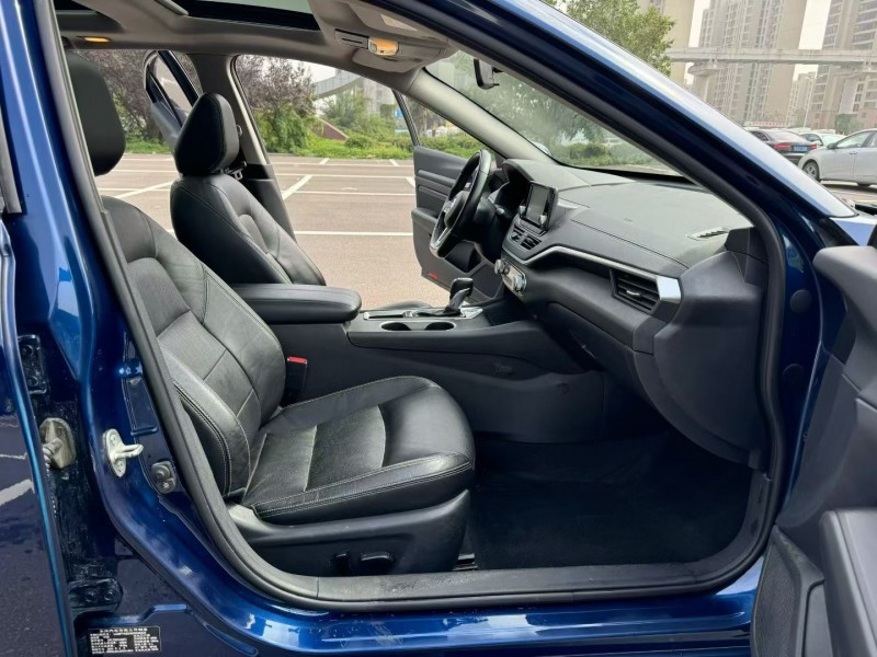 济宁19年日产天籁5