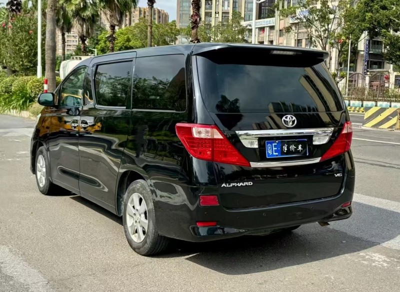 深圳10年丰田埃尔法8