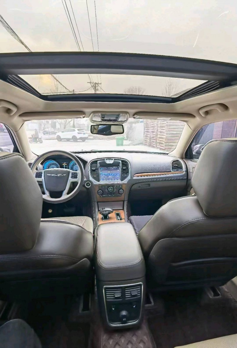 晋中17年克莱斯勒300C4