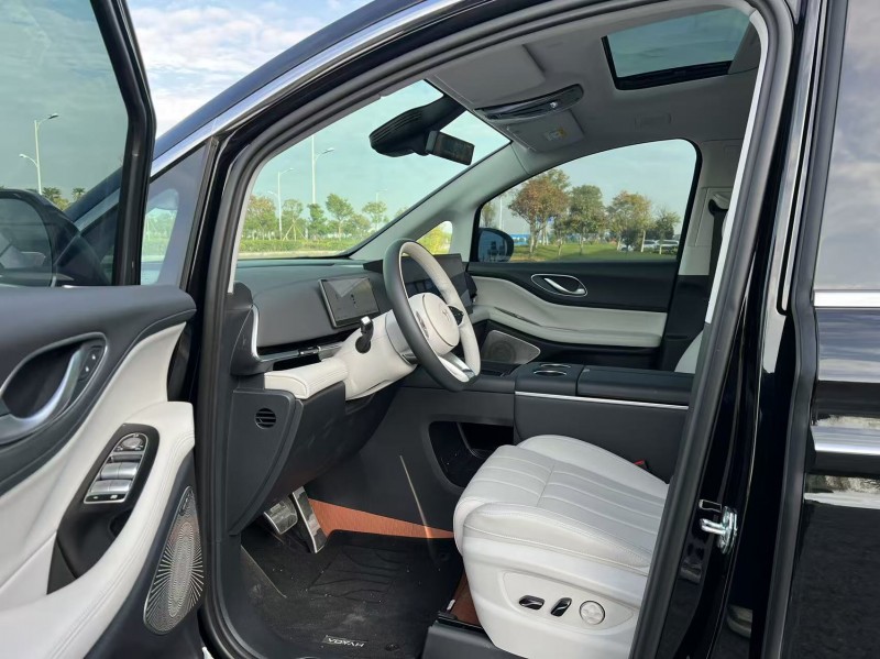 盐城25年岚图汽车梦想家4