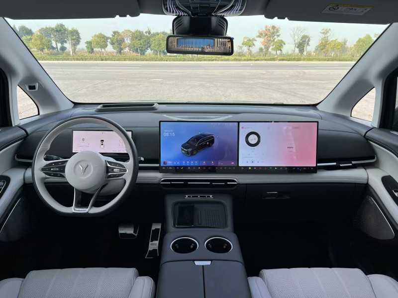 盐城25年岚图汽车梦想家7