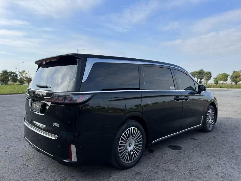 盐城25年岚图汽车梦想家8