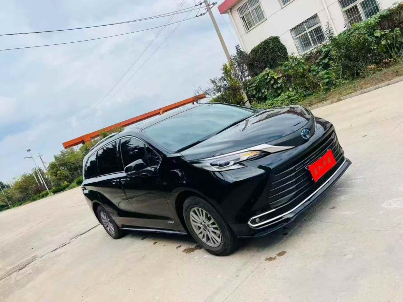 青岛23年丰田塞纳2