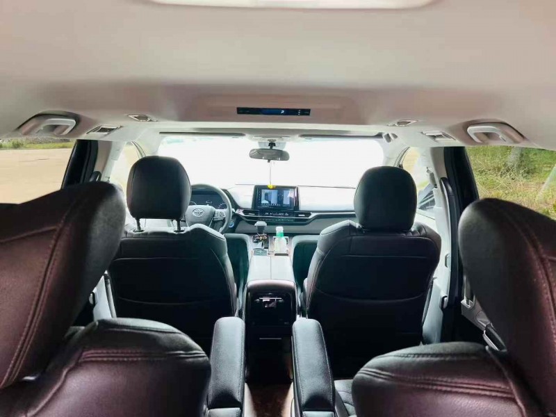 青岛23年丰田塞纳7