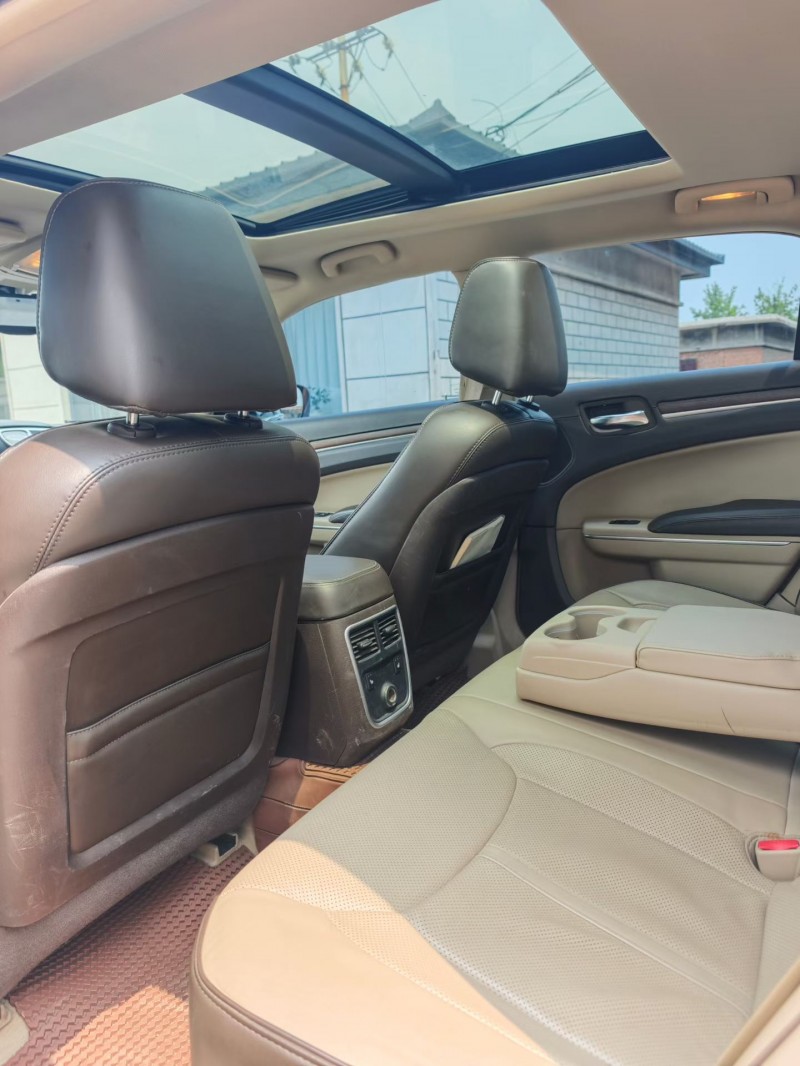 朝阳13年克莱斯勒300C8