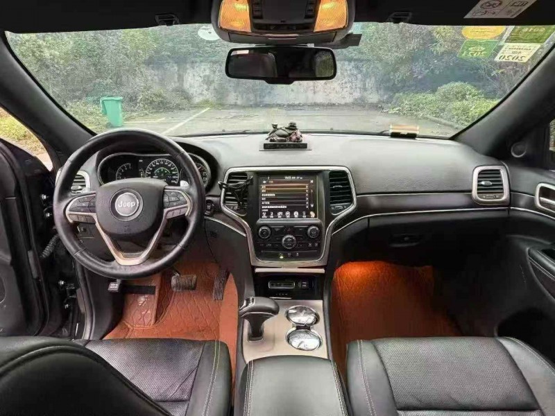 襄阳14年Jeep大切诺基8
