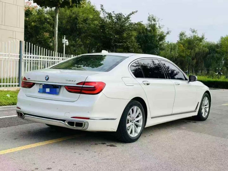 济宁17年宝马7系8