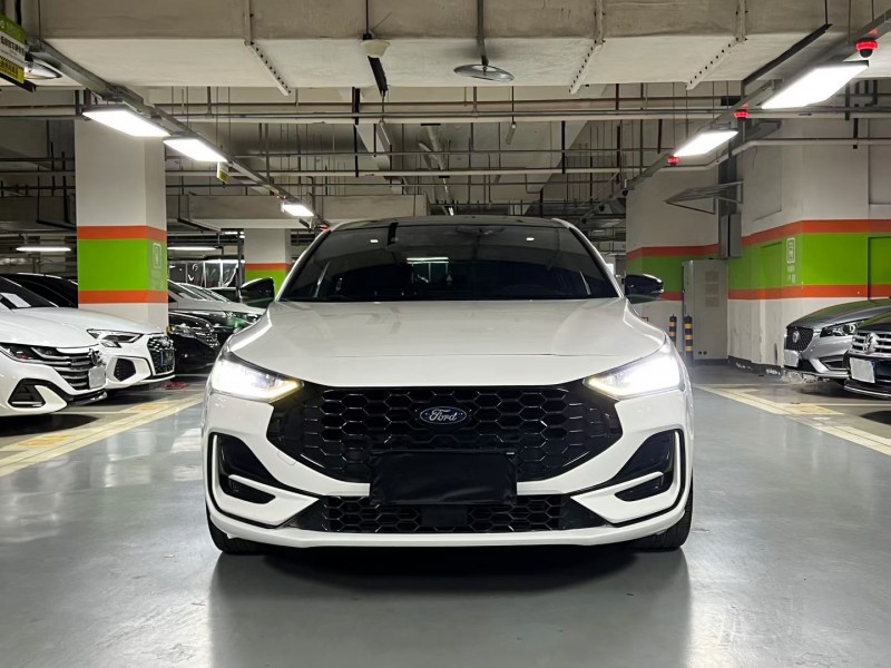 成都22年福特福克斯1