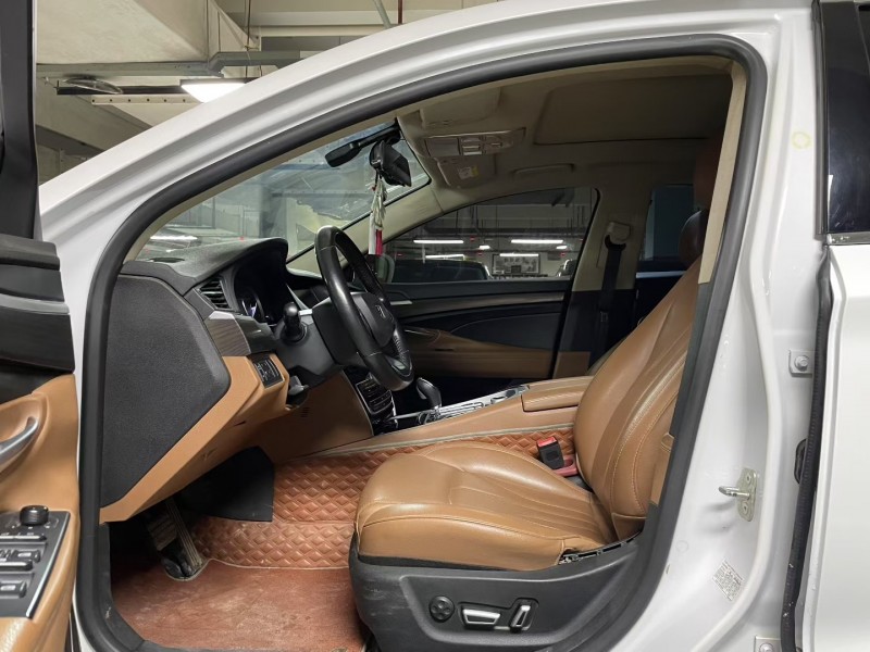 成都18年吉利博瑞8