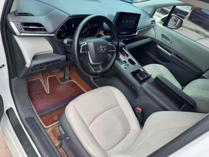 泰安23年丰田塞纳4