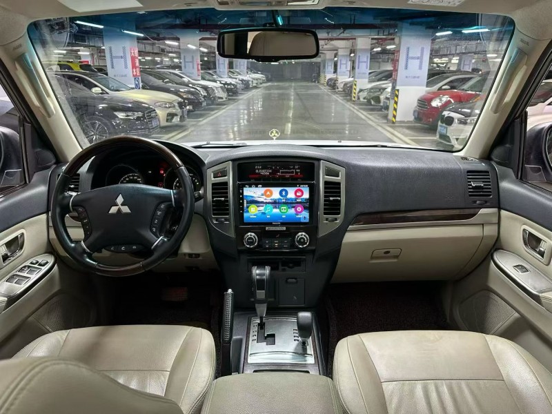 成都19年三菱帕杰罗6