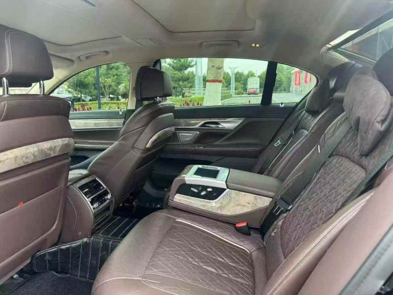 济宁22年宝马7系5