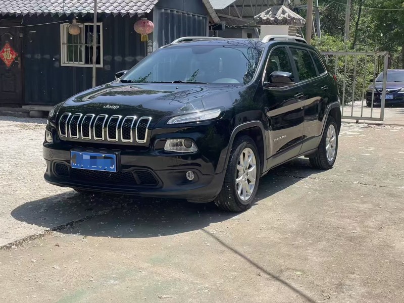 济宁17年Jeep自由光2