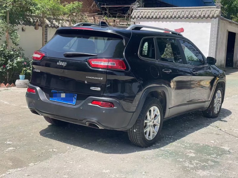 济宁17年Jeep自由光7