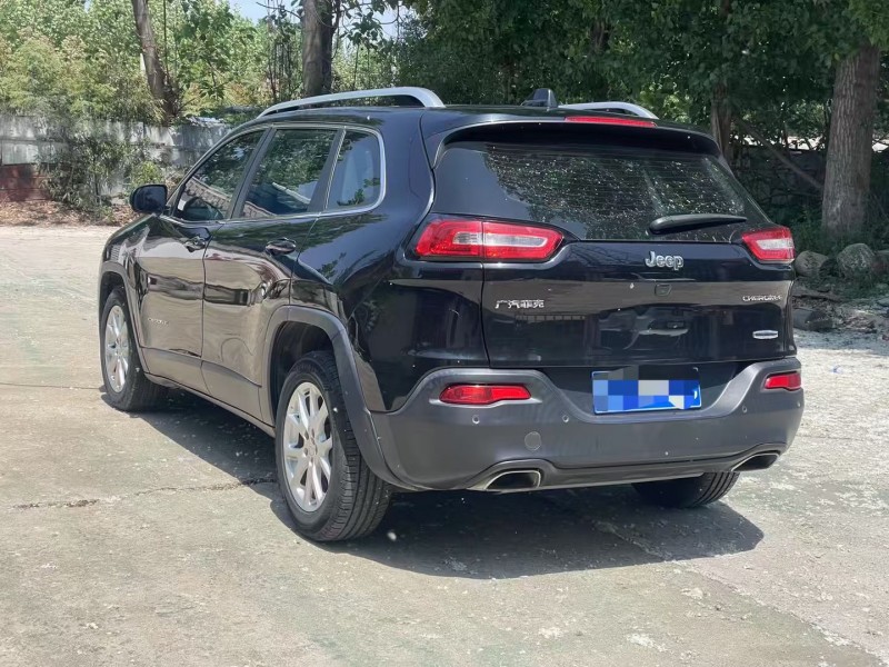 济宁17年Jeep自由光8