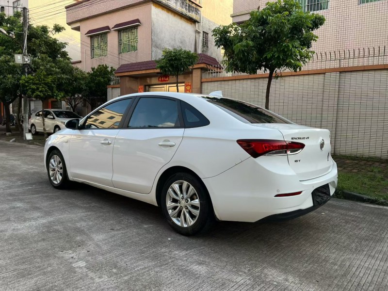 中山19年别克英朗8