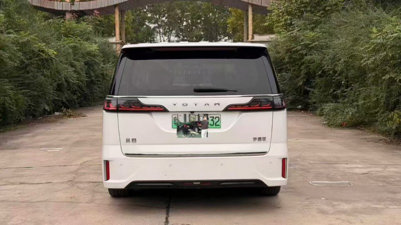 青岛22年岚图汽车梦想家7