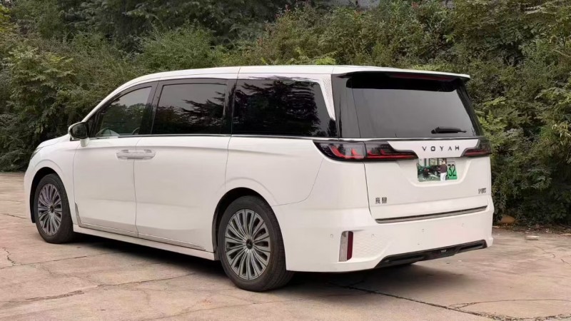 青岛22年岚图汽车梦想家9