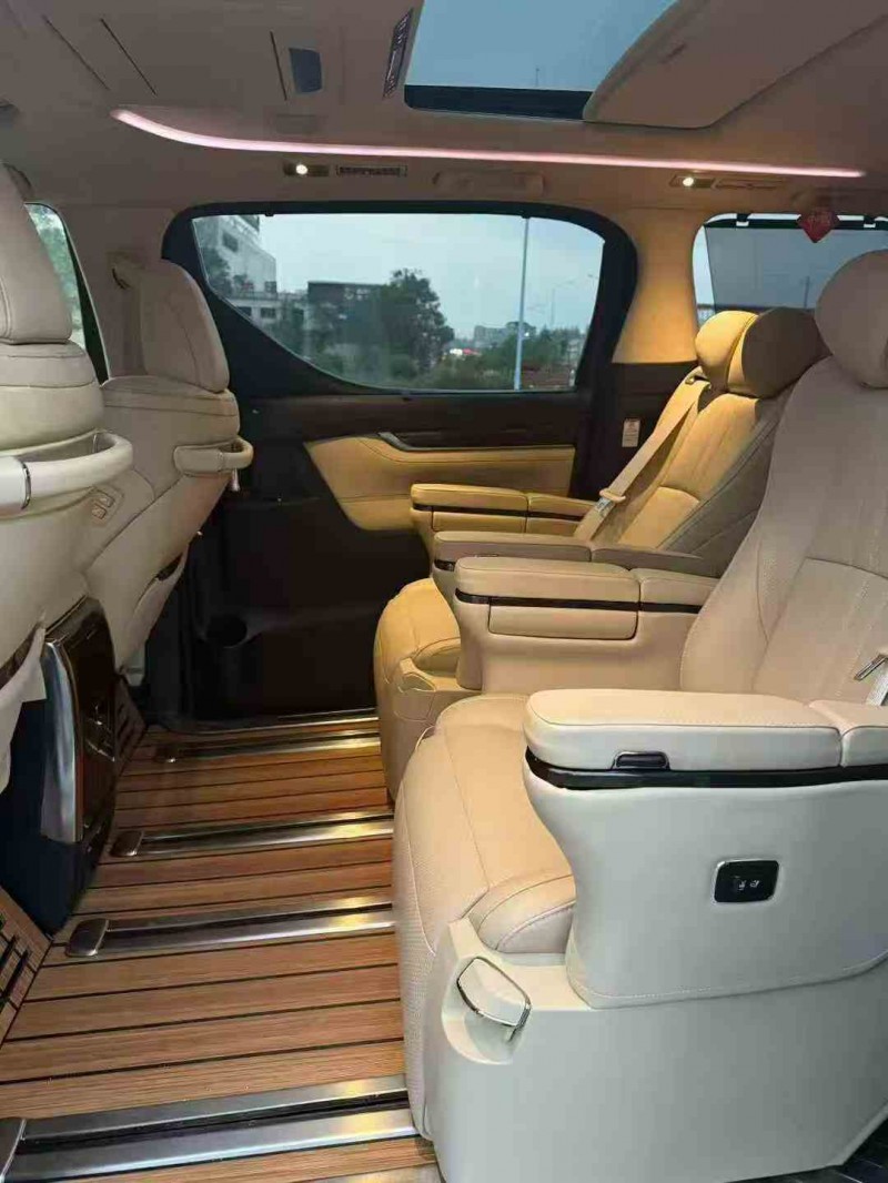 张家界17年丰田埃尔法5